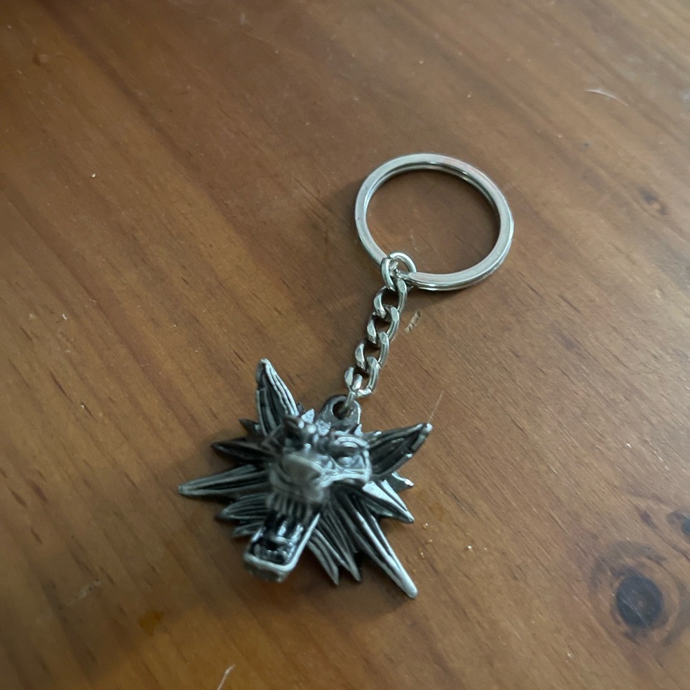 Wolf Keychain 🐺 - Picture 2 of 4